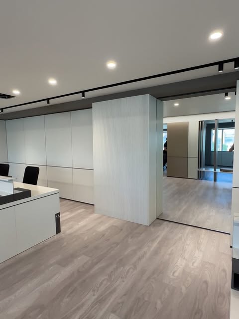 Beyaz ofis iç mekânı, oluklu yüzeyli bölme paneli