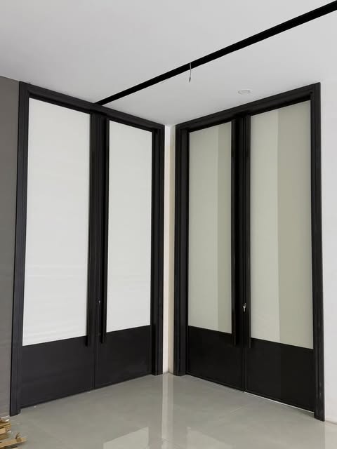Siyah metal çerçeveli, buzlu camlı bölme kapıları