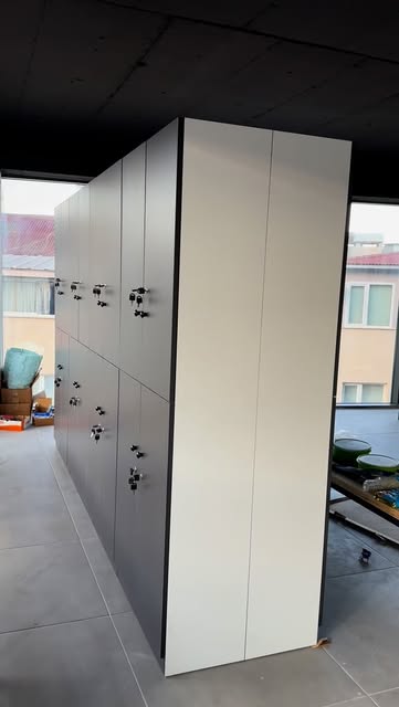 Gri renkli, kilitli kapaklı depolama dolapları sırası